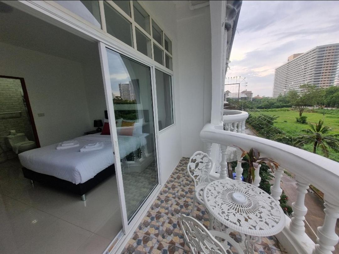 Dorothys Hotel Pattaya Buitenkant foto