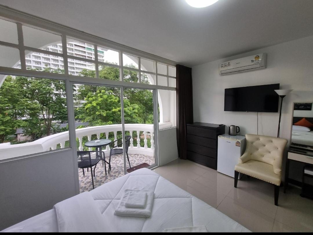 Dorothys Hotel Pattaya Buitenkant foto